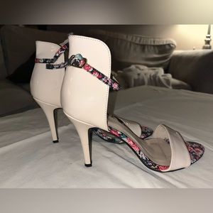 Stepss Beige and Floral Heels size 8